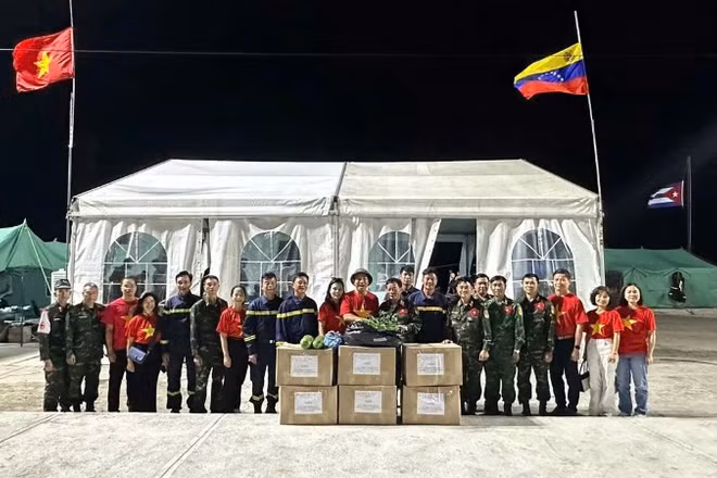 Đoàn công tác của Đại sứ quán Việt Nam tại Venezuela do Đại sứ Vũ Trung Mỹ dẫn đầu đã đến hiện trường thăm hỏi, động viên cán bộ, chiến sĩ của đoàn cứu hộ Việt Nam. (Ảnh: Đại sứ quán Việt Nam tại Venezuela cung cấp)