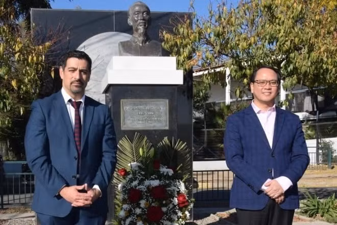 Đại sứ Nguyễn Việt Cường và ông Mauro Tamayo Rozas, Quận trưởng Cerro Navia dâng hoa và chụp ảnh kỷ niệm tại tượng Chủ tịch Hồ Chí Minh. (Ảnh do Đại sứ quán Việt Nam tại Chile)