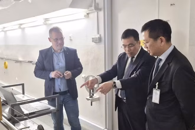 Chủ tịch Ủy ban Tiêu chuẩn Đo lường chất lượng quốc gia, Bộ Khoa học và Công nghệ Việt Nam Nguyễn Nam Hải, Đại sứ Hà Hoàng Hải trao đổi với lãnh đạo Tổng cục Đo lường quốc gia, Bộ Phát triển và Công nghệ Ba Lan. (Ảnh do Đại sứ quán Việt Nam tại Ba Lan cung cấp)