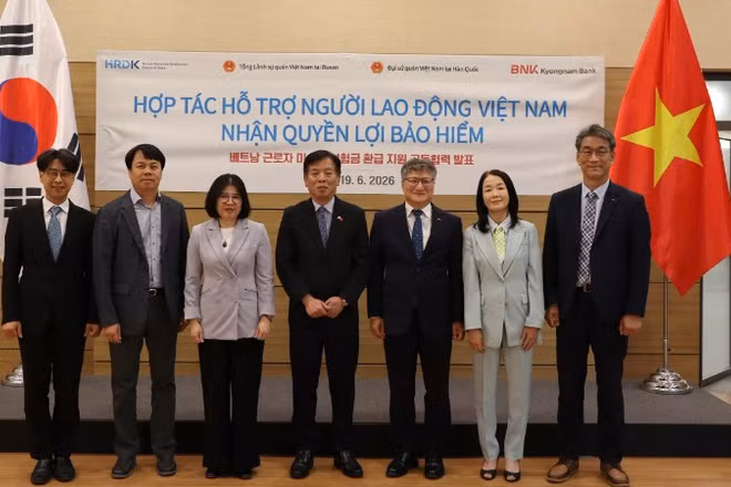 Các đại biểu tham dự buổi làm việc chụp ảnh lưu niệm. (Ảnh do Đại sứ quán Việt Nam tại Hàn Quốc cung cấp)