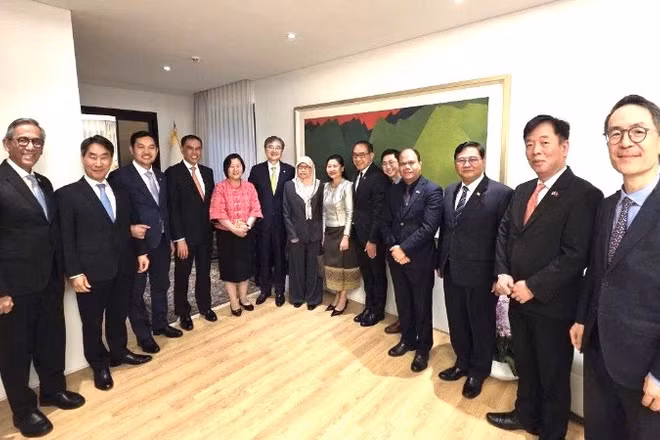 Bộ trưởng Ngoại giao Hàn Quốc Cho Hyun, Đại sứ các nước ASEAN tại Hàn Quốc và các khách mời chụp ảnh kỷ niệm. (Ảnh do Đại sứ quán Việt Nam tại Hàn Quốc cung cấp)