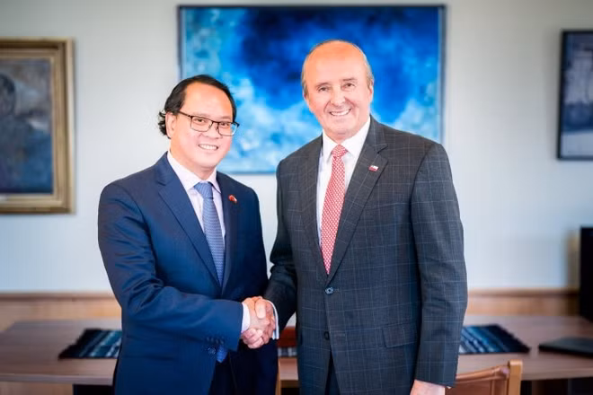 Đại sứ Nguyễn Việt Cường và Thứ trưởng Ngoại giao Chile Patricio Torres. (Ảnh: Đại sứ quán Việt Nam tại Chile cung cấp)