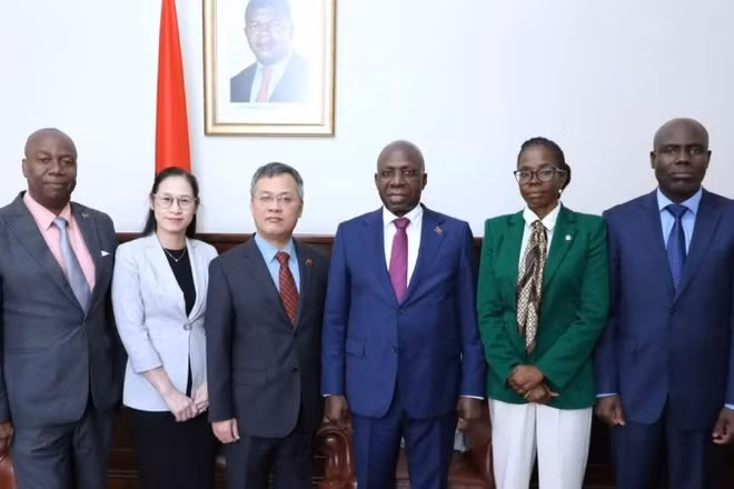 Bộ trưởng Ngoại giao Angola Téte António (thứ 3 từ phải sang) và Đại sứ Dương Chính Chức cùng các thành viên tham dự buổi tiếp chụp ảnh kỷ niệm. (Ảnh: Đại sứ quán Việt Nam tại Angola cung cấp)