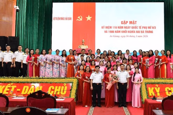 Chuẩn Đô đốc Trịnh Xuân Tùng và lãnh đạo, chỉ huy các cơ quan, đơn vị và đông đảo cán bộ, hội viên phụ nữ dự lễ kỷ niệm chụp ảnh kỷ niệm. (Ảnh do Vùng 5 Hải quân cung cấp)
