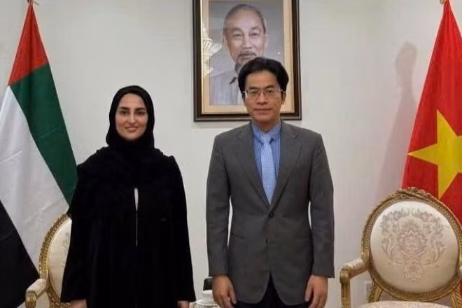Đại sứ Nguyễn Thanh Diệp và bà Somaya Abdul Kareem, Giám đốc nhân sự của Sharaf Group. (Ảnh do Đại sứ quán Việt Nam tại UAE cung cấp)