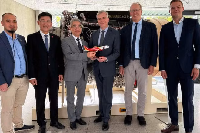 Đại sứ Nguyễn Đắc Thành và đại diện VietJet Air trao quà lưu niệm tặng lãnh đạo Cục Hàng không Liên bang Đức. (Ảnh: Đại sứ quán Việt Nam tại Liên bang Đức cung cấp)