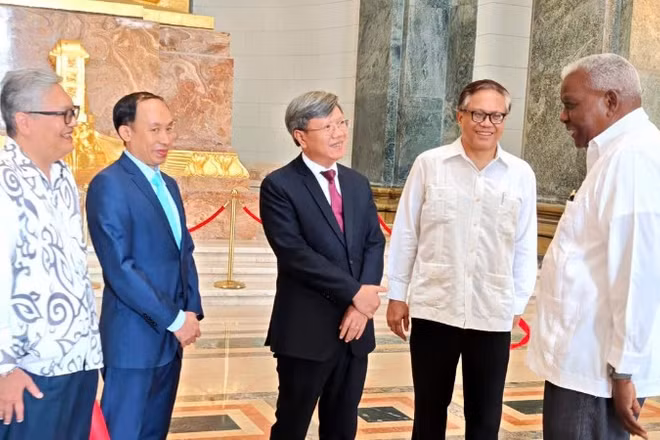 Chủ tịch Quốc hội và Hội đồng Nhà nước Cuba Esteban Lazo Hernández trao đổi với các Đại sứ và Trưởng Cơ quan đại diện các nước châu Á và châu Đại Dương tại Cuba trước thềm cuộc gặp. (Ảnh do Đại sứ quán Việt Nam tại Cuba)