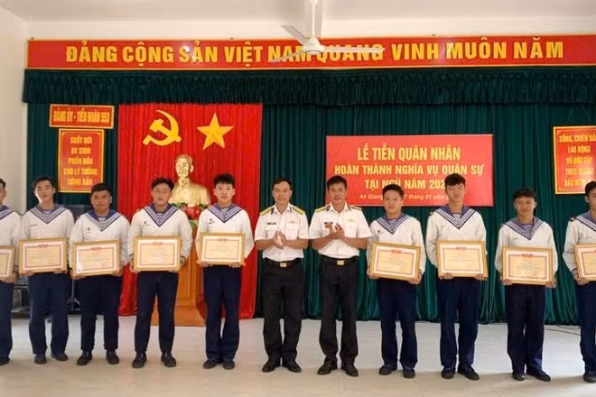 Chỉ huy Tiểu đoàn 553 trao thưởng cho các chiến sĩ có thành tốt. (Ảnh do Vùng 5 Hải quân cung cấp)