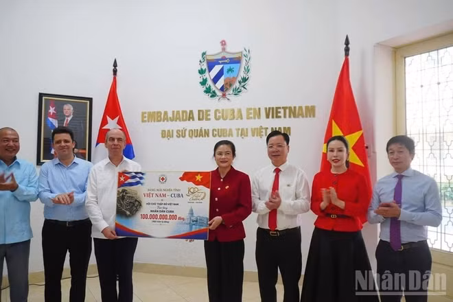 Chủ tịch Trung ương Hội Chữ thập đỏ Việt Nam Đỗ Thị Thu Thảo và các lãnh đạo Hội Chữ thập đỏ Việt Nam đã trao tượng trưng cho Đại sứ nước Cộng hòa Cuba tại Việt Nam Rogelio Polanco Fuentes khoản hỗ trợ trị giá 100 tỷ đồng của nhân dân Việt Nam dành cho nhân dân Cuba. 