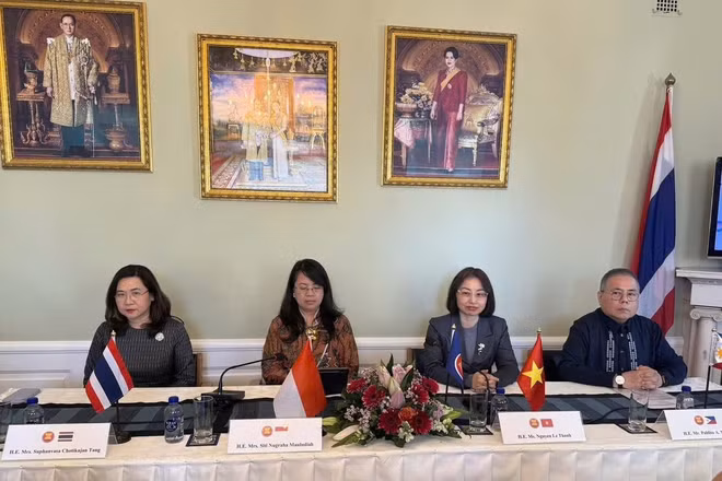 Đại sứ Nguyễn Lê Thanh (thứ 2 từ phải qua) và Đại sứ các nước ASEAN khác chủ trì Hội thảo “ASEAN-Đan Mạch: Hợp tác vì tương lai”. (Ảnh do Đại sứ quán Việt Nam tại Đan Mạch cung cấp)