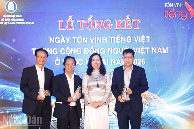 Thứ trưởng Lê Thị Thu Hằng trao Kỷ niệm chương cho 3 cá nhân có đóng góp xuất sắc trong công tác gìn giữ và lan tỏa tiếng Việt trong cộng đồng người Việt Nam ở nước ngoài.