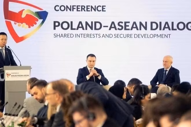 Đại sứ Hà Hoàng Hải, Chủ tịch luân phiên Ủy ban ASEAN tại Ba Lan phát biểu tại phiên khai mạc Hội thảo. 