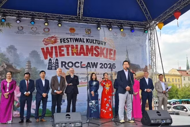 Đại sứ Hà Hoàng Hải phát biểu khai mạc Lễ hội Văn hóa Việt Nam tại thành phố Wroclaw. (Ảnh: Đại sứ quán Việt Nam tại Ba Lan cung cấp)