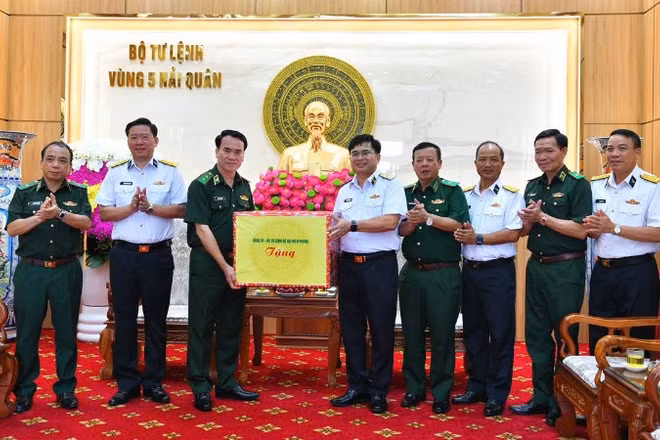 Trung tướng Vũ Trung Kiên, Ủy viên Trung ương Đảng, Tư lệnh Bộ đội Biên phòng trao quà tặng cán bộ, chiến sĩ Vùng 5 Hải quân. (Ảnh: Trần Kiên)