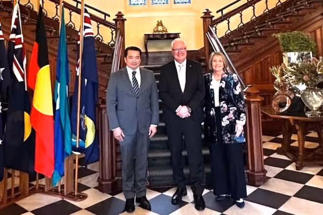 Tổng Lãnh sự Phạm Hải Anh chụp ảnh kỷ niệm cùng Thống đốc bang Tây Australia Christopher Dawson. (Ảnh: Tổng Lãnh sự Việt Nam tại Perth cung cấp)
