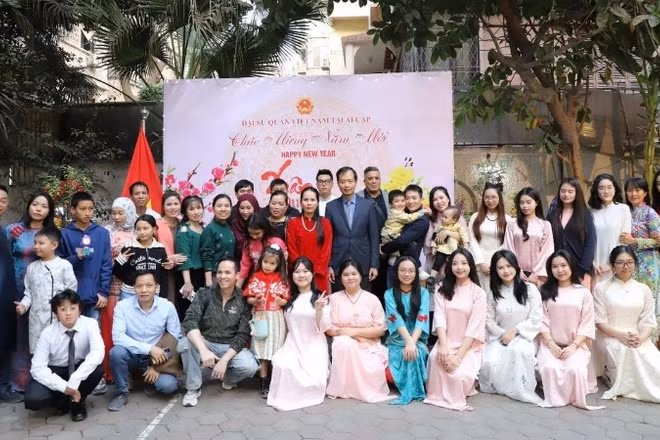 Các đại biểu tham dự chương trình Xuân Quê hương chụp ảnh kỷ niệm. (Ảnh do Đại sứ quán Việt Nam tại Ai Cập cung cấp)