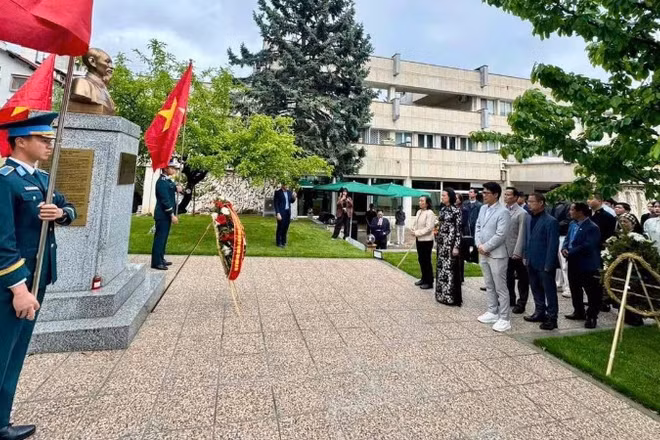 Cán bộ, đảng viên, nhân viên Đại sứ quán, đại diện Hội người Việt Nam tại Bulgaria, Hội Thanh niên - Sinh viên Việt Nam tại Bulgaria dâng hoa tại tượng đài Chủ tịch Hồ Chí Minh. (Ảnh do Đại sứ quán Việt Nam cung cấp)