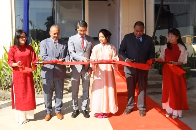Đại biện Phạm Bình Đàm và các đại biểu cắt băng khai trương Đại sứ quán Việt Nam tại Timor-Leste. (Ảnh: Đại sứ quán Việt Nam tại tại Timor-Leste cung cấp)