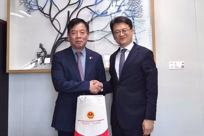 Đại sứ Vũ Hồ và Cục trưởng Lãnh sự, Bộ Ngoại giao Hàn Quốc Yoo Byung-seok. (Ảnh do Đại sứ quán Việt Nam tại Hàn Quốc)