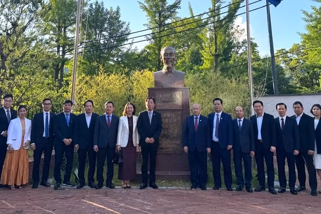 Cán bộ Đại sứ quán và Đoàn công tác của thành phố Hải Phòng chụp ảnh kỷ niệm bên Tượng Chủ tịch Hồ Chí Minh trong khuôn viên Đại sứ quán.