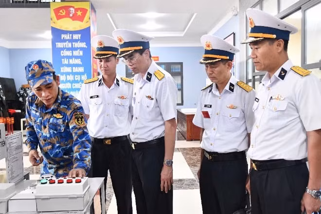 Đại tá Nguyễn Văn Đồng (thứ ba từ phải sang) kiểm tra mô hình huấn luyện tại Lữ đoàn 127. (Ảnh do Vùng 5 Hải quân cung cấp)