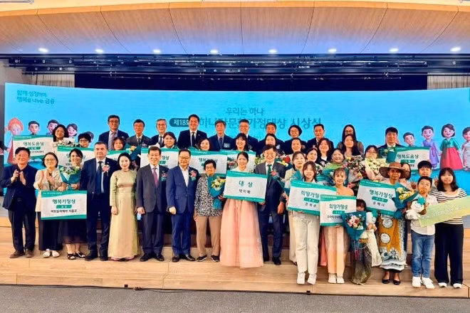 Đại diện đơn vị tổ chức chụp ảnh kỷ niệm cùng các gia đình đa văn hóa tham dự Lễ trao giải Gia đình Văn hóa toàn cầu lần thứ 18. (Ảnh: Đại sứ quán Việt Nam tại Hàn Quốc cung cấp)