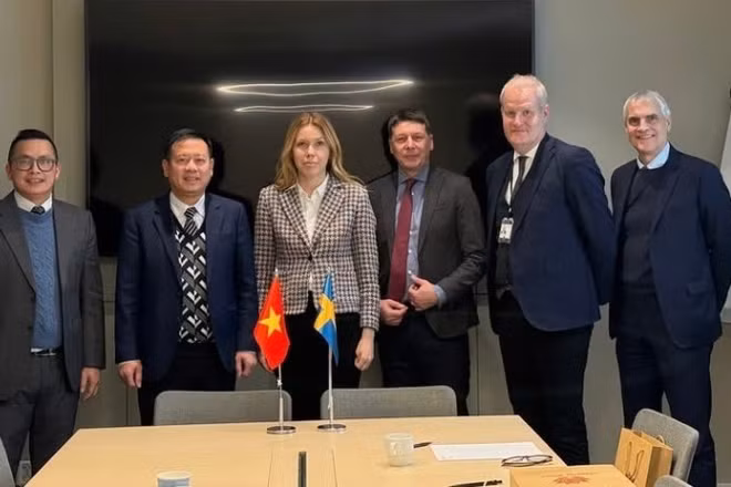 Đại sứ Trần Văn Tuấn và bà Michaela Hollis, Quốc vụ khanh phụ trách lĩnh vực chăm sóc sức khỏe, Bộ Y tế và Các vấn đề xã hội Thụy Điển cùng các đồng nghiệp. (Ảnh: Đại sứ quán Việt Nam tại Thụy Điển)