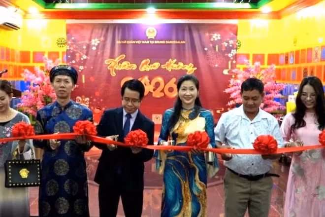 Đại sứ Trần Anh Vũ và các đại biểu cắt băng khai trương Không gian văn hóa Việt Nam. (Ảnh do Đại sứ quán Việt Nam tại Brunei Darussalam cung cấp)