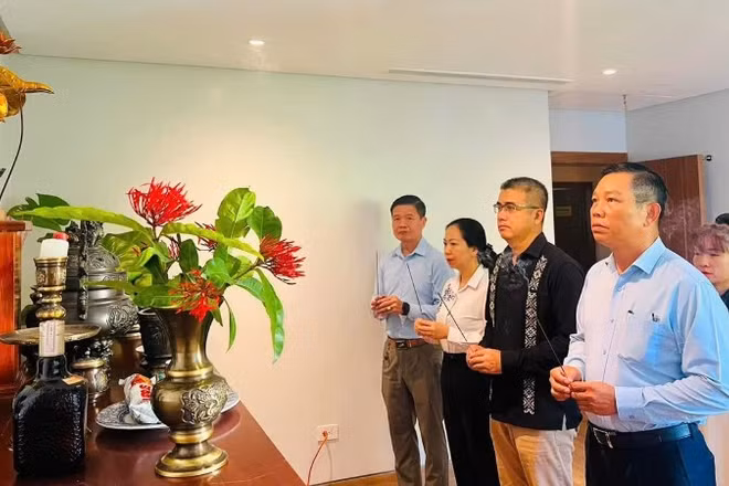Cán bộ nhân viên Cơ quan đại diện Việt Nam tổ chức dâng hoa, dâng hương tại Không gian Hồ Chí Minh. (Ảnh: Đại sứ quán Việt Nam tại Venezuela cung cấp)