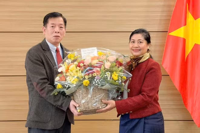 Đại sứ Lào tại Hàn Quốc Kaymany Ourlaboune tặng hoa chúc mừng Đại sứ Vũ Hồ và cán bộ Đại sứ quán Việt Nam tại Hàn Quốc nhân dịp Tết Nguyên đán Bính Ngọ 2026.