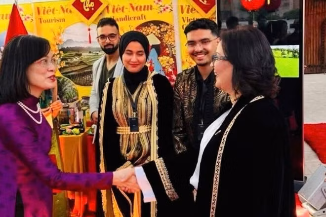 Đại sứ Việt Nam tại Morocco Lê Kim Quy chào mừng các đại biểu đến thăm khu trưng bày của Việt Nam. (Ảnh do Đại sứ quán Việt Nam tại Morocco cung cấp)