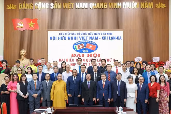 Các đại biểu chụp ảnh kỷ niệm cùng Ban Chấp hành Hội Hữu nghị Việt Nam-Sri Lanka nhiệm kỳ 2026-2031. (Ảnh: Đinh Hòa/VUFO)