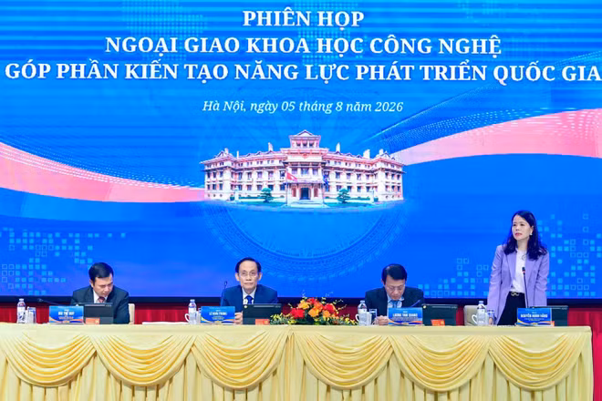 Các đại biểu chủ trì và điều hành Phiên họp. (Ảnh: Thành Long)