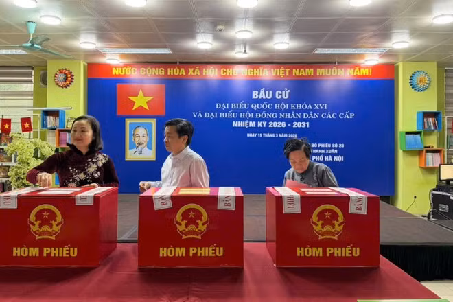 Đồng chí Phạm Thúy Chinh - Phó Chủ nhiệm Ủy ban Kinh tế tài chính Quốc hội và đồng chí Bùi Trung Kiên - Phó Cục trưởng Cục Quản trị Văn phòng Quốc hội bỏ phiếu tại khu vực bỏ phiếu số 23, phường Thanh Xuân.