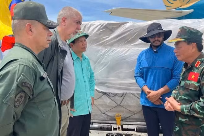 Ngay sau khi thảm họa động đất kép xảy ra tại Venezuela, Việt Nam nhanh chóng cử lực lượng tinh nhuệ cùng hàng cứu trợ, tiền viện trợ khẩn cấp đến với Venezuela. (Ảnh: Đại sứ quán Việt Nam tại Venezuela cung cấp)