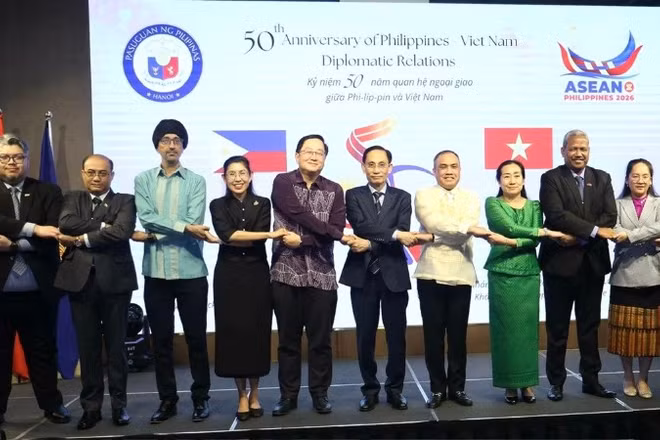 Bộ trưởng Ngoại giao Lê Hoài Trung, Đại sứ Philippines và Đại sứ, đại diện Đại sứ các nước ASEAN tại Việt Nam chụp ảnh kỷ niệm tại buổi lễ. (Ảnh: Thành Long)