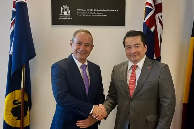 Tổng Lãnh sự Phạm Hải Anh chào xã giao Thủ hiến bang Tây Australia Roger Cook. (Ảnh: Tổng Lãnh sự Việt Nam tại Perth cung cấp)
