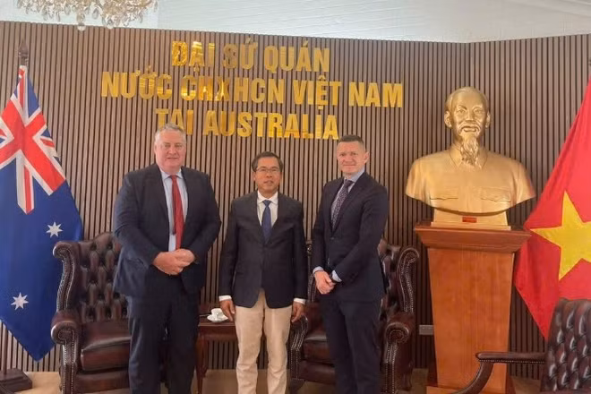 Đại sứ Phạm Hùng Tâm và lãnh đạo Tập đoàn SunRice. (Ảnh do Đại sứ quán Việt Nam tại Australia cung cấp)