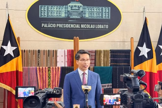 Đại biện Việt Nam tại Timor-Leste Phạm Bình Đàm trả lời báo chí nước sở tại. (Ảnh do Đại sứ quán Việt Nam tại Timor-Leste cung cấp)