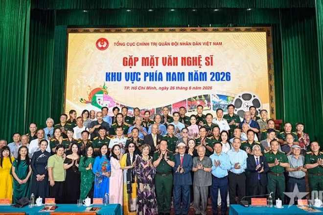 Đại tướng Nguyễn Trọng Nghĩa chụp ảnh lưu niệm cùng các nghệ sĩ.