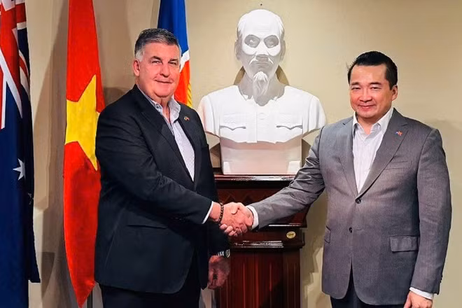 Tổng Lãnh sự Phạm Hải Anh và ông David Morgan, Chủ tịch Hội đồng Doanh nghiệp tây Australia-Việt Nam. (Ảnh do Tổng Lãnh sự Việt Nam tại tây Australia cung cấp)