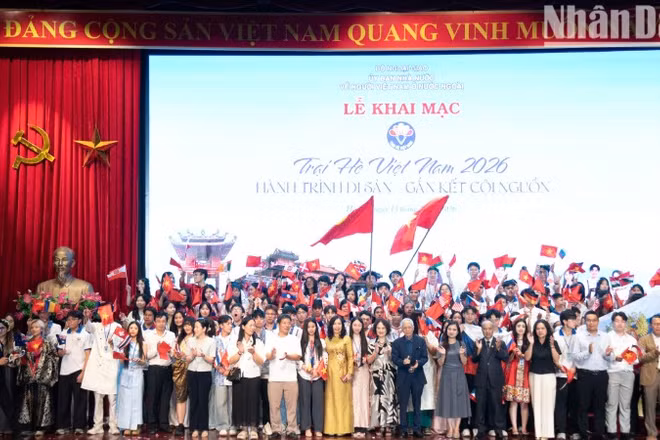 Ban Tổ chức chụp ảnh với các đại biểu tham dự Trại hè Việt Nam 2026. (Ảnh: MINH DUY)
