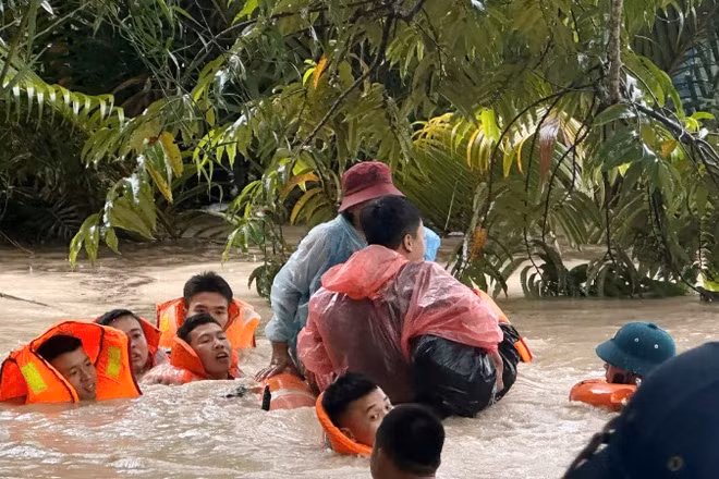Cán bộ, chiến sĩ Vùng 5 Hải quân phối hợp với các lực lượng sơ tán người dân ra khỏi khu vực ngập lụt. (Ảnh: Vùng 5 Hải quân cung cấp)