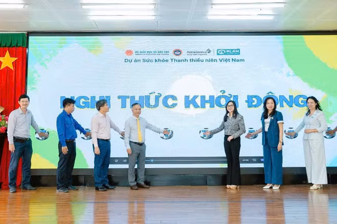 Các đại biểu bấm nút khởi động Chương trình Sức khỏe Thanh thiếu niên Việt Nam giai đoạn 2026-2029 tại Cần Thơ. (Ảnh: Plan International Việt Nam cung cấp)