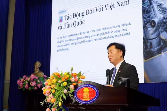 Đại sứ Việt Nam tại Hàn Quốc Vũ Hồ phát biểu tại Hội thảo.