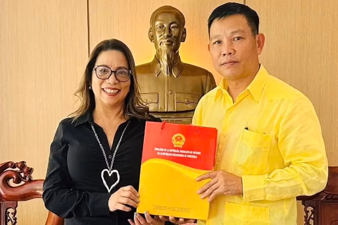 Đại sứ Vũ Trung Mỹ trao quà kỷ niệm tặng Ủy viên Bộ Chính trị phụ trách đối ngoại Đảng Xã hội chủ nghĩa Thống nhất Venezuela Tania Diaz.