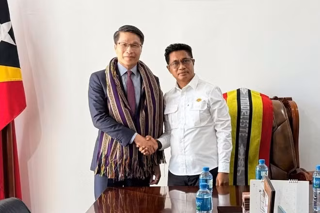 Đại biện Việt Nam tại Timor-Leste Phạm Bình Đàm và Phó Thủ tướng, Bộ trưởng Điều phối các vấn đề xã hội, kiêm Bộ trưởng Phát triển Nông thôn và Nhà ở cộng đồng Timor-Leste Mariano Assanami Sabino Lopes. (Ảnh: Đại sứ quán Việt Nam tại Timor-Leste)