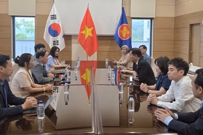 Toàn cảnh buổi làm việc.