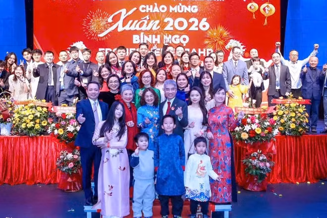Cán bộ Đại sứ quán và các đại biểu tham dự chương trình chụp ảnh kỷ niệm. 