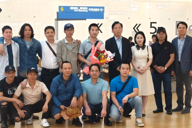 Cán bộ Đại sứ quán Việt Nam tại Hàn Quốc ra tiễn và chụp ảnh với các thuyền viên tàu M/V Prada tại sân bay. (Ảnh: Đại sứ quán Việt Nam tại Hàn Quốc cung cấp)